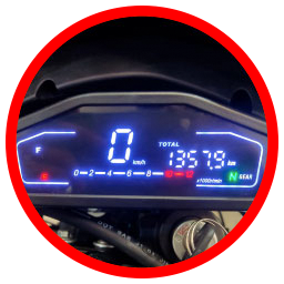 Tablero digital: te ofrece información clara y precisa sobre el funcionamiento de tu moto